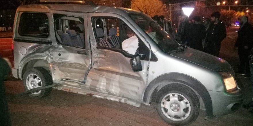  Konya’da tramvayla hafif ticari araç çarpıştı: 3 yaralı 