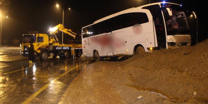 Kontrolden çıkan yolcu otobüsü kavşaktaki toprağa saplandı 