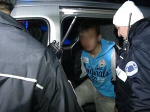 Ehliyetsiz Sürücü Yakalanınca Kendini Araca Kilitledi