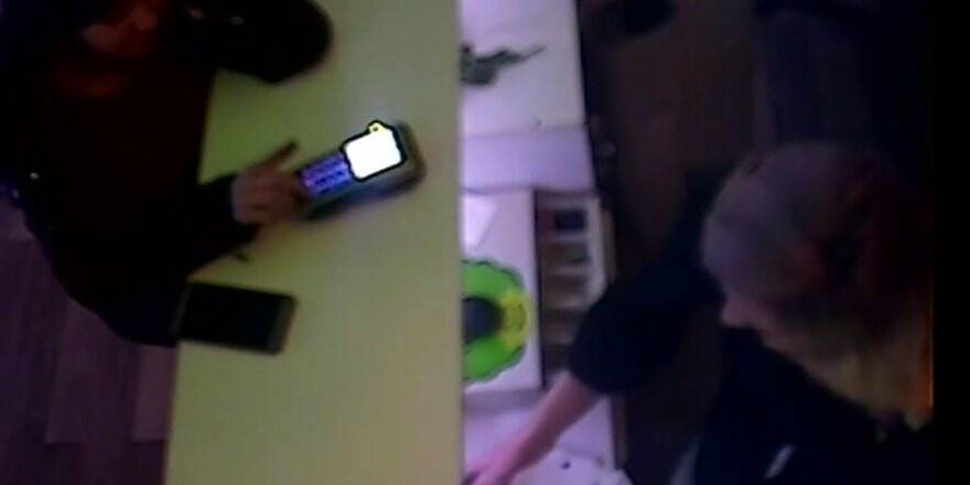 Güzel kasiyer kredi kartlarını böyle kopyalamış