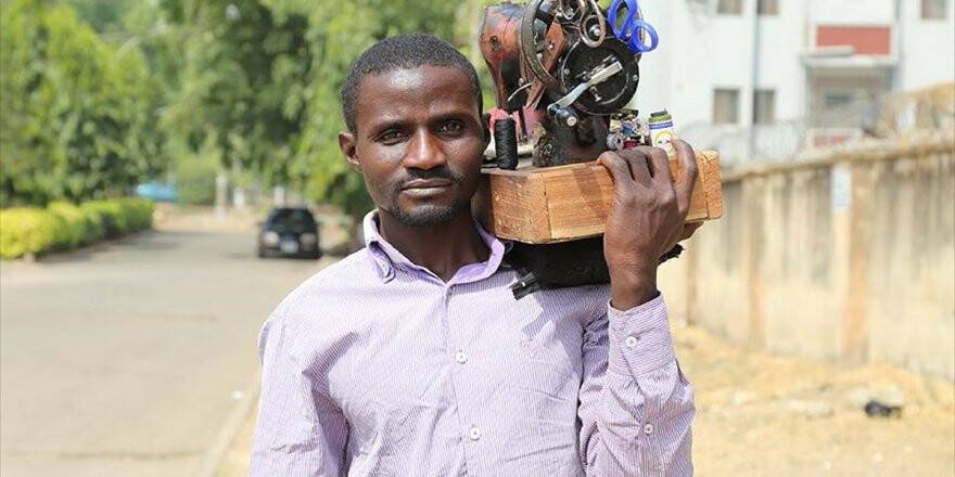 Omuzlarında 30 Kilogramla Hem Gezip Hem Dikiyorlar