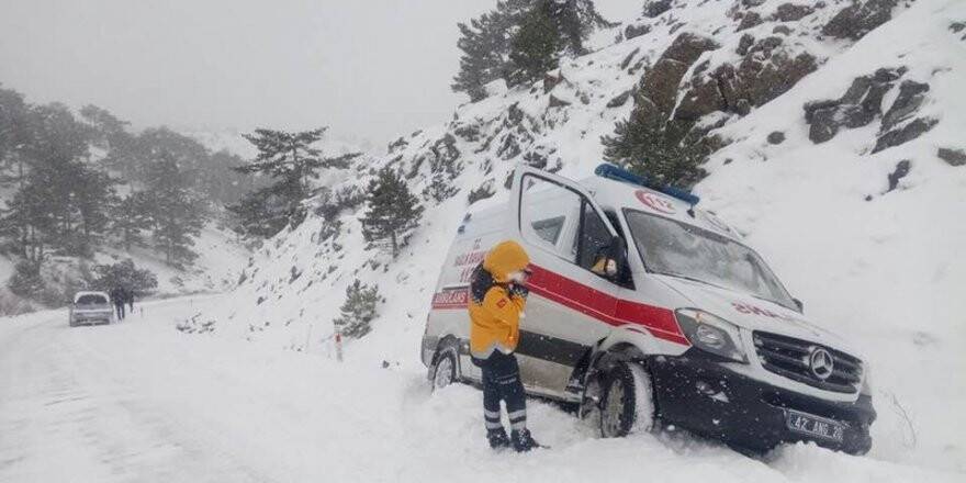 Yolda mahsur kalan ambulansı belediye ekipleri kurtardı 