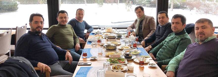 GENÇ iŞ ADAMLARI KAHVALTIDA BiR ARADA