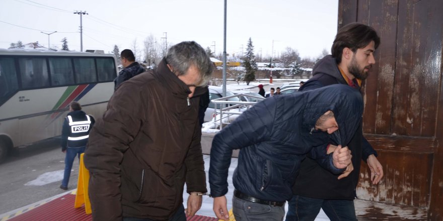 Konya'da uyuşturucu şebekesi şüphelisi 18 kişi adliyede