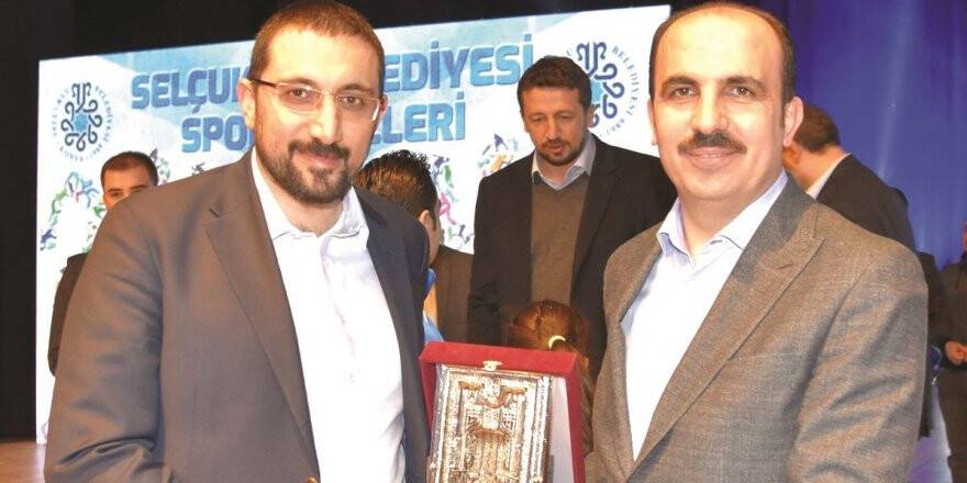 BAŞKAN ALTAY’DAN AKIŞ’A PLAKET