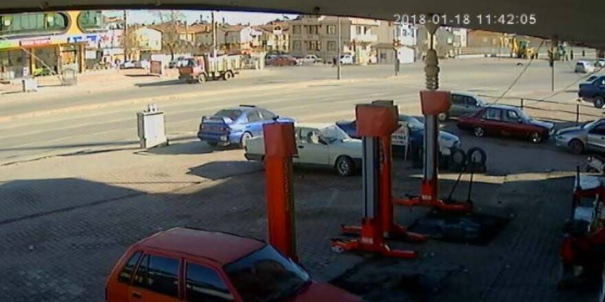Kamyonun kadına çarptığı kaza anı kamerada