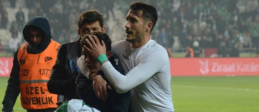 Jahovic minik taraftarı tribüne teslim etti