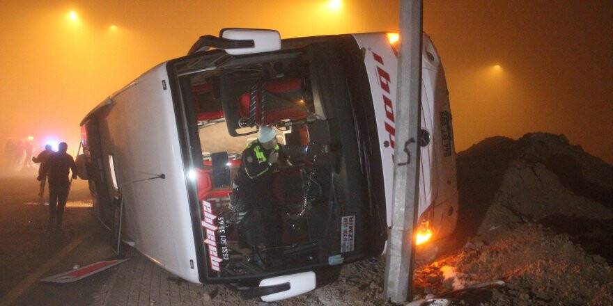 Konya'da Yolcu Otobüsü Refüje Devrildi: 11 Yaralı