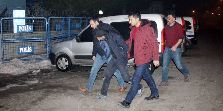 Hırsızlıktan aranırken suçüstü yakalandı