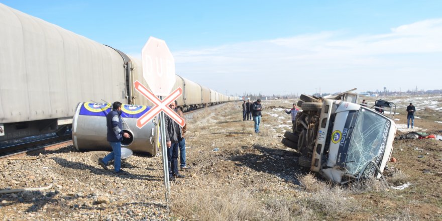 Konya'da Yük Treni İle Kamyonet Çarpıştı: 1 Ölü