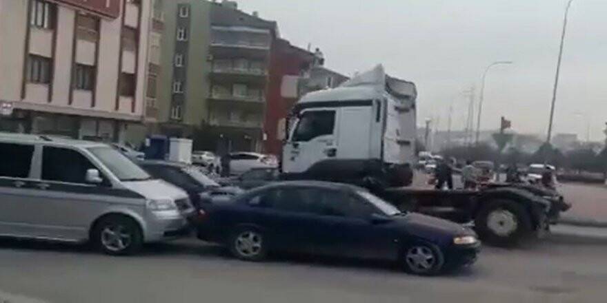 Otomobil sürücüsüne kızdı, tırı ile iki otomobile çarpıp kaçtı 