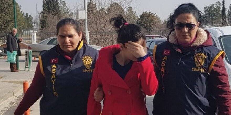 Vicdansız anne kızını elbiseyle boğmaya çalıştı