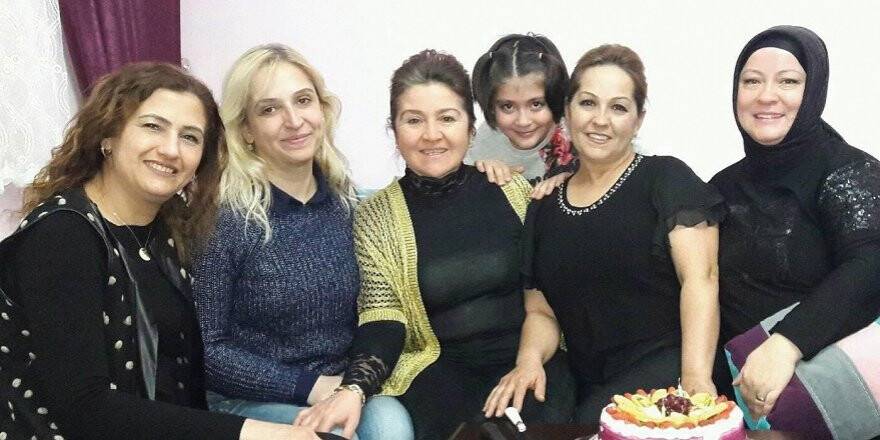 BETÜL HANIM’A DOSTLARINDAN DOĞUM GÜNÜ SÜRPRİZİ