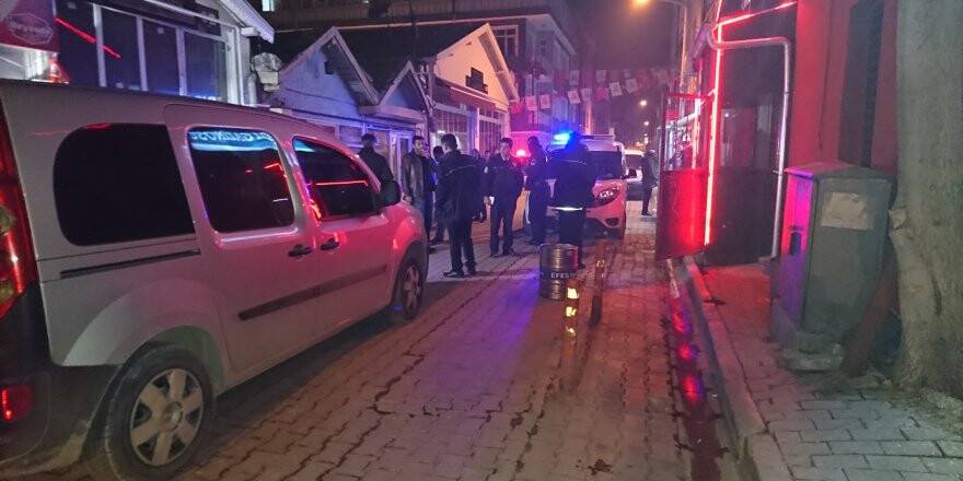 Eğlence merkezi önünde silahlı kavga: 2 yaralı 
