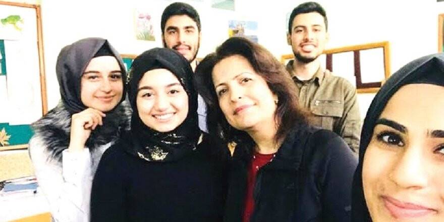 MEHMET MÜNEVVER KURBAN’IN MEZUNLARI ÖĞRETMENLERİNİ ZİYARET ETMİŞ