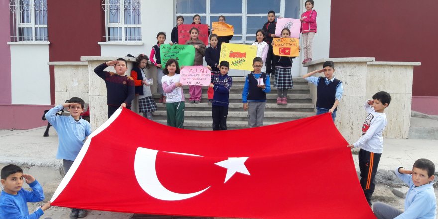Öğrenciler Harçlıklarını Mehmetçik'e Bağışladı