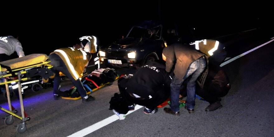 Otomobil yolda yürüyen 2 kişiye çarptı