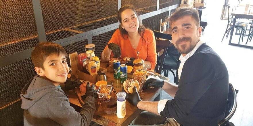 YUSUF AKMAN VE EŞİ MERVE HANIM DİNAMEAT RESTORAN’DA