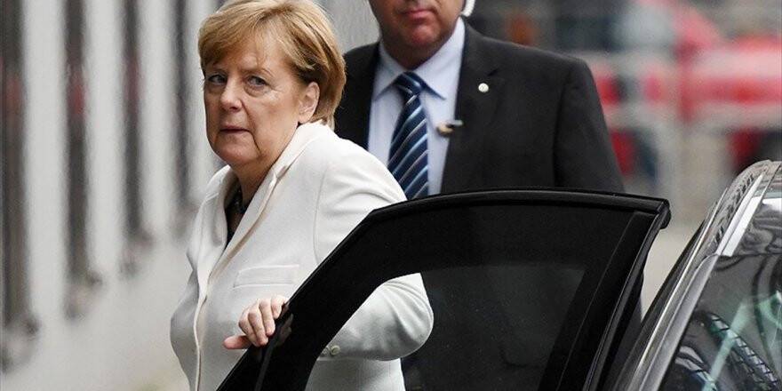 Merkel Partisi İçinde Tartışılıyor