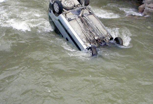 Mısır’da minibüs nehire uçtu