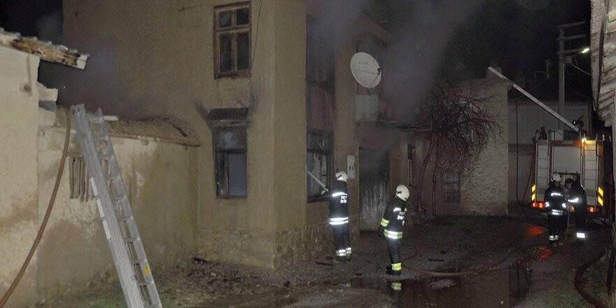 Sobadan çıkan yangın 3 evi kül etti