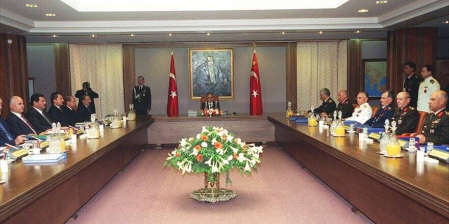 Mgk'deki Tarihi Krizin Üzerinden 17 Yıl Geçti