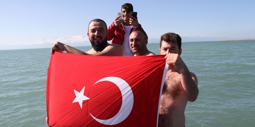 Beyşehirli Balıkçılar Türk Bayrağı Açıp Gölde Yüzdü