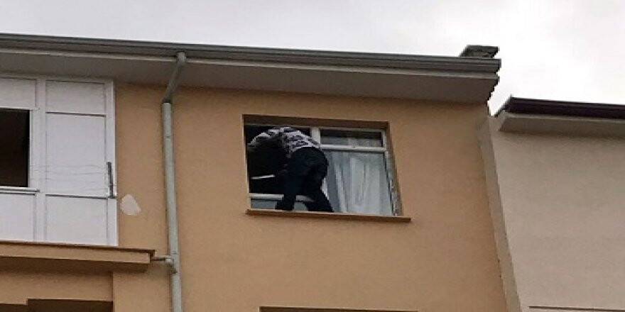 Elinde bıçakla, 4. kat penceresinde intihara kalkıştı