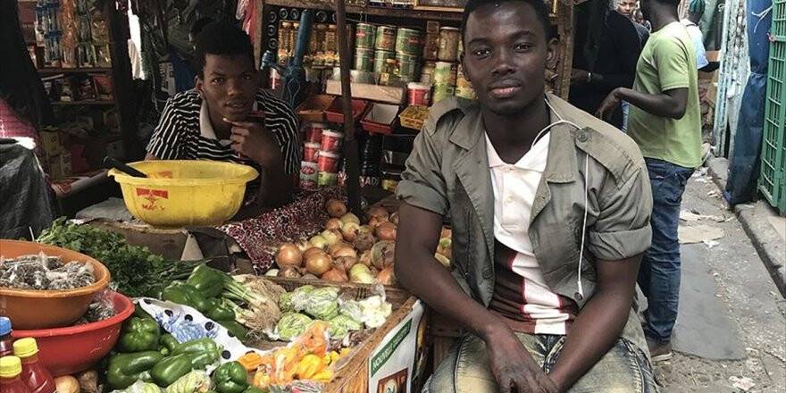 Dakar'da Pazarcılardan Doğranmış Soğan Hizmeti