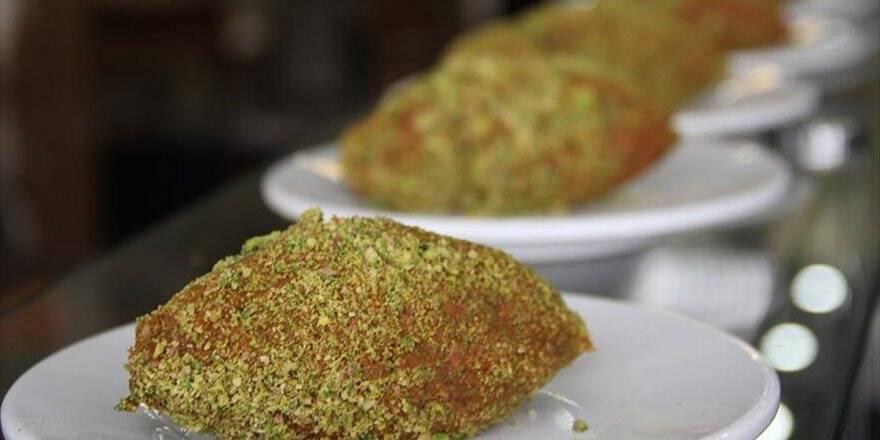 Gastronomi Şehrinin Yeni Lezzeti 'Fıstıklı Çiğ Köfte Dolması'