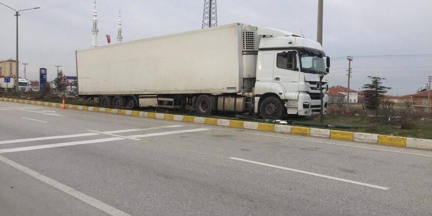 Sürücüsü uyuyan tır refüje çıktı 