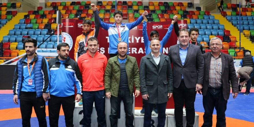 Konya'da Yıldızlar Grekoromen Güreş Şampiyonası yapıldı