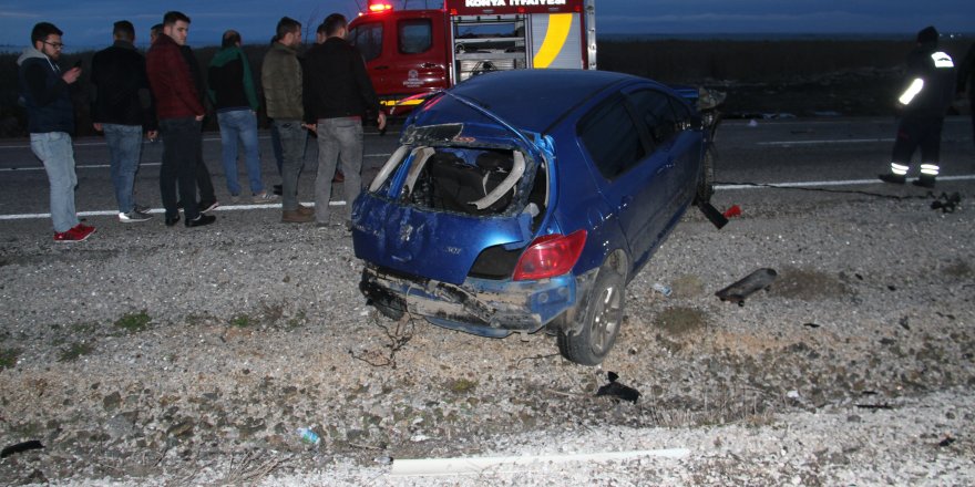 Konya'da Otomobil Elektrik Direğine Çarptı: 2 Ölü, 1 Yaralı