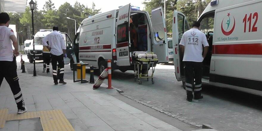 Konya'da otomobil bariyerlere çarptı: 5 yaralı
