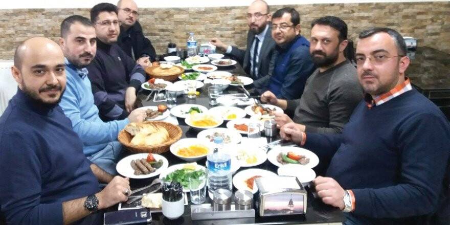 NAZIM ÖZCAN MİSAFİRLERİNİ KÖFTECİ İBRAHİM USTA’DA AĞIRLAMIŞ