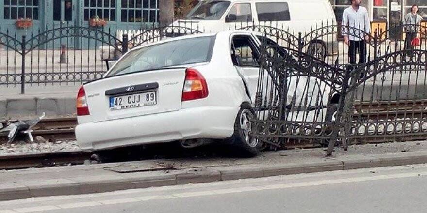 Otomobil tramvay yoluna girdi, seferler durdu