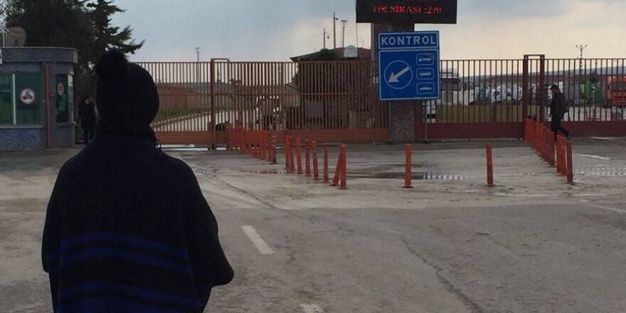 Suriyeli annenin gözü sınır kapısında
