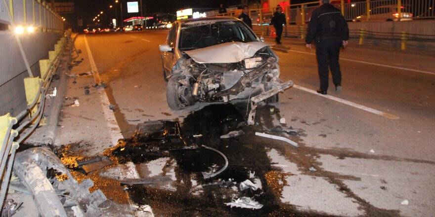 Kontrolden çıkan otomobil alt geçide uçtu: 3 yaralı 