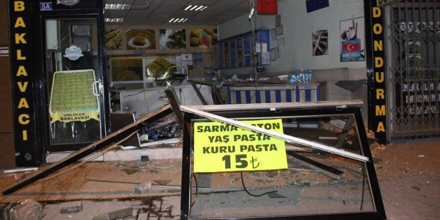 Konya'da alkollü sürücü otomobille baklavacıya girdi