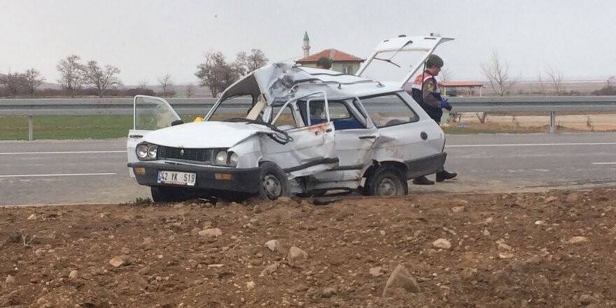 Otomobil İle Tır Çarpıştı: 1 Ölü, 2 Yaralı