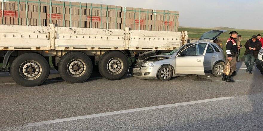 Otomobil tıra arkadan çarptı: 2 yaralı