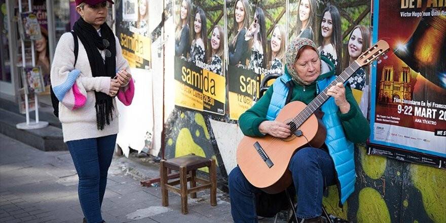 Yabancı Gelin Hayata Gitarıyla Tutundu