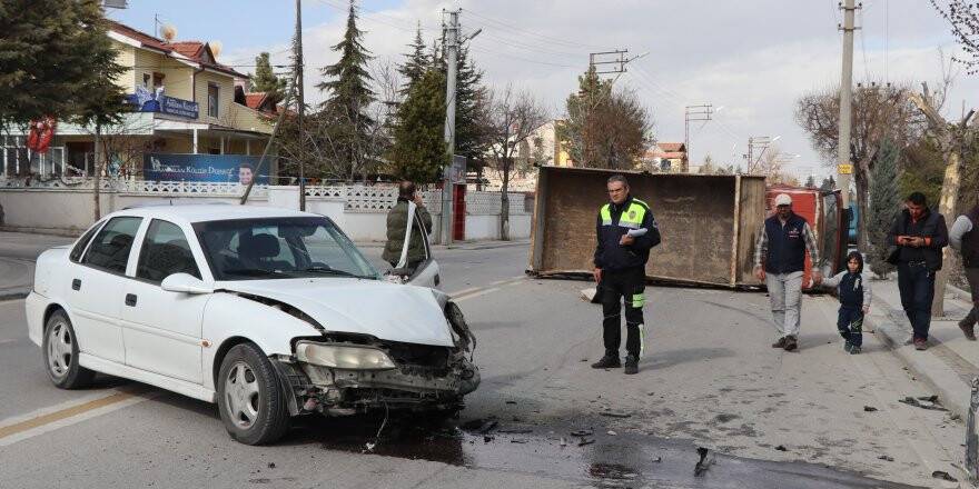 Otomobille kamyonet kafa kafaya çarpıştı: 2 yaralı 