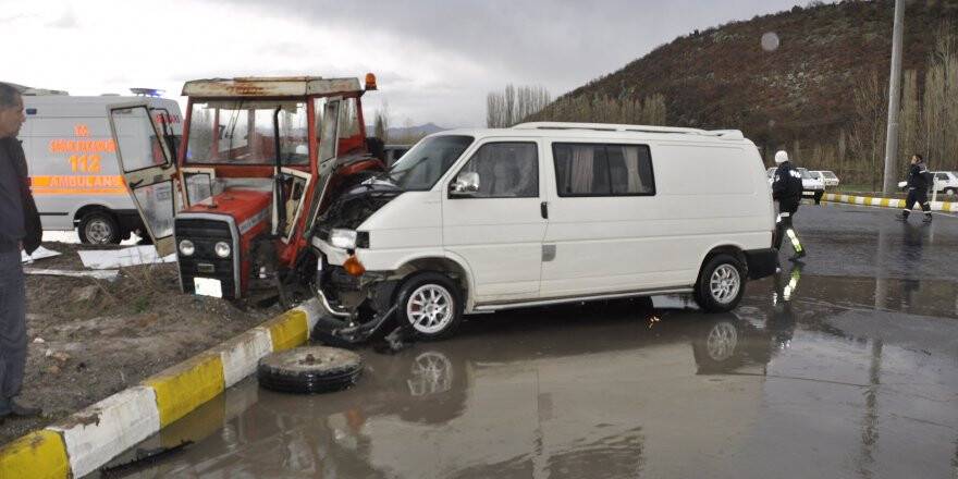 Konya’da traktörle minibüs çarpıştı: 4 yaralı 