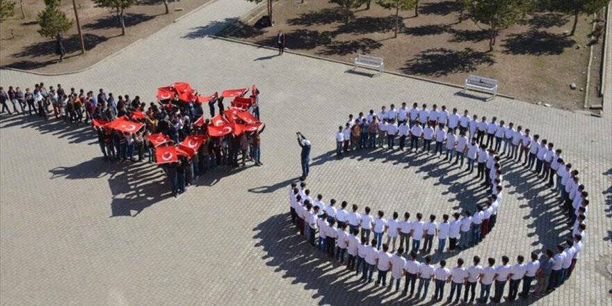 Muş'ta Öğrencilerden Ay Yıldız Koreografisi
