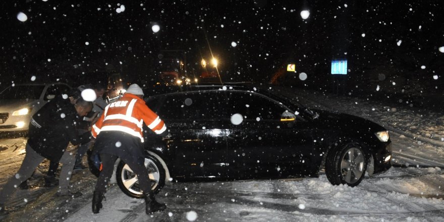 Konya'da kar yağışı trafiği olumsuz etkiledi