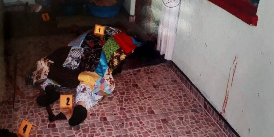 Dedikodu yapmasın diye yaşlı kadını baltayla öldürüp boğazını kesmişler