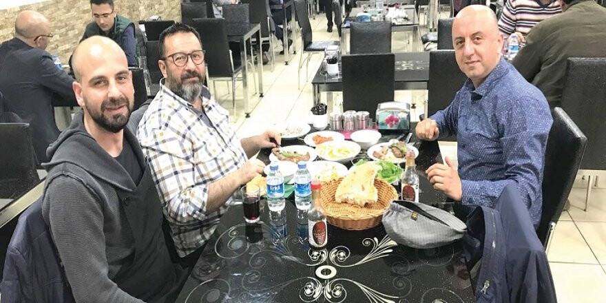 ZİYA TOPATAN VE ERSİN BAL KÖFTECİ İBRAHİM USTA’DA