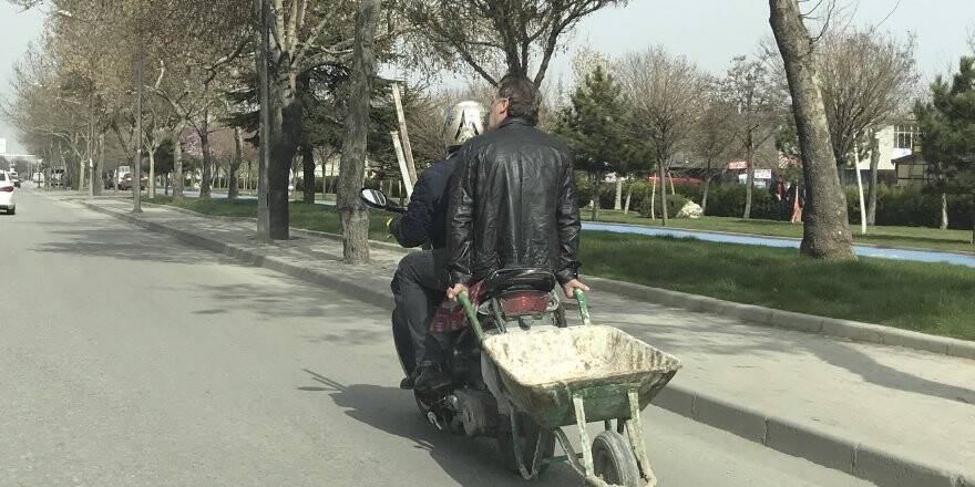 Konya'da motosiklet üzerinde tehlikeli yolculuk