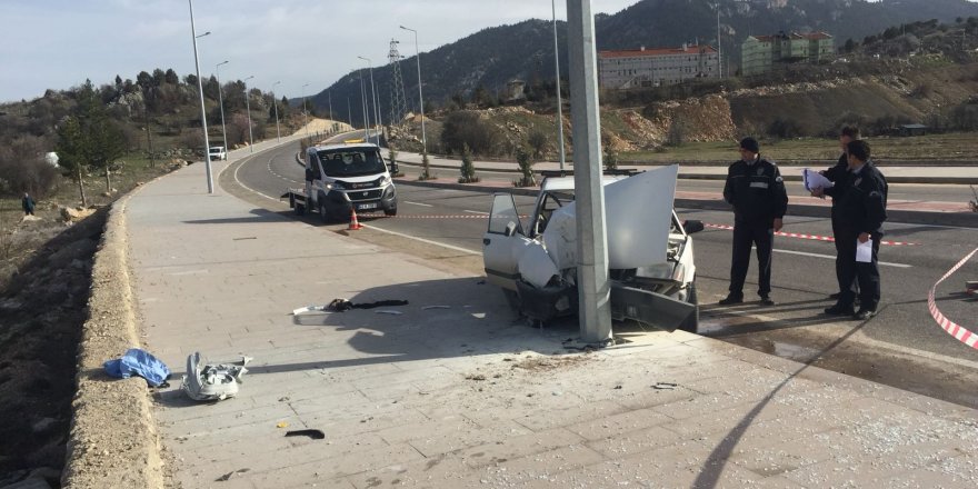 Konya'da Otomobil Aydınlatma Direğine Çarptı: 1 Ölü, 1 Yaralı